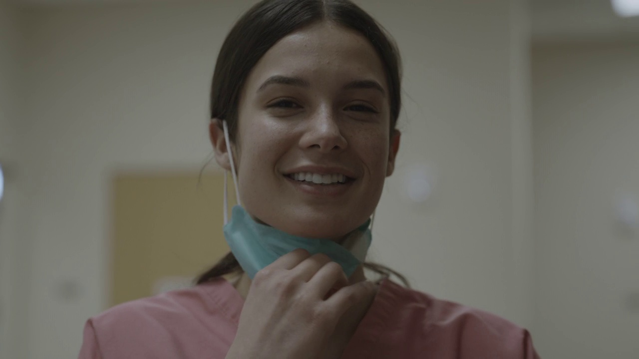 微笑的护士移除外科口罩的特写照片/西约旦，犹他州，美国视频下载