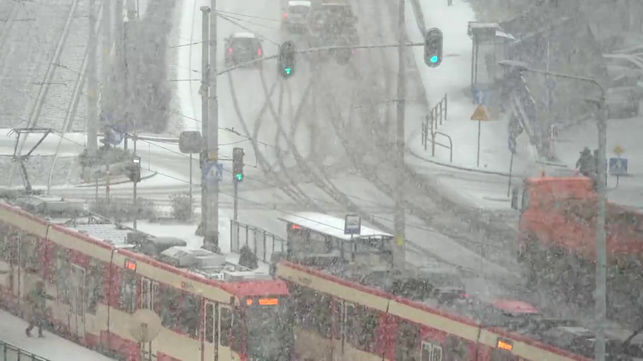 繁忙的城市十字路口遭遇了暴风雪。视频素材