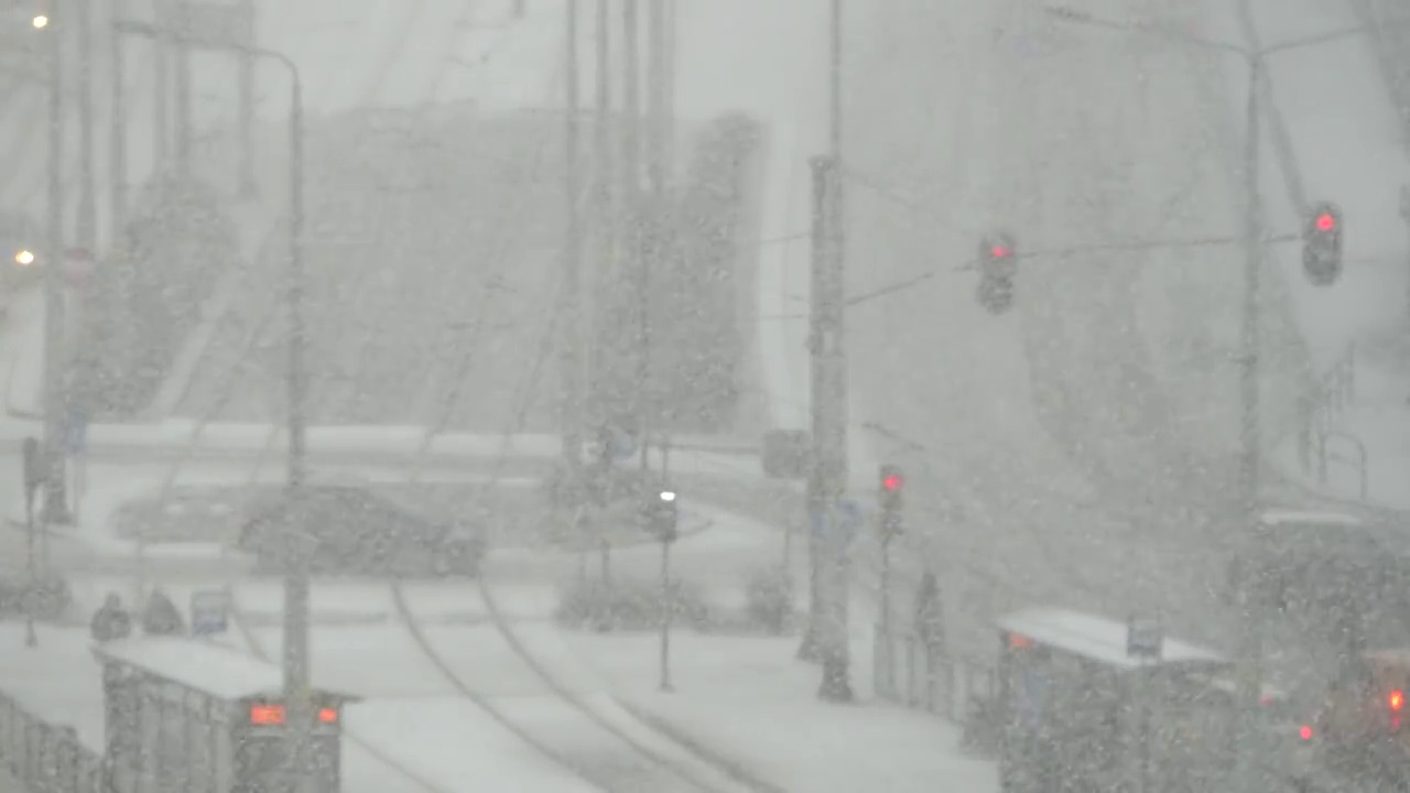 繁忙的城市十字路口遭遇了暴风雪。视频素材