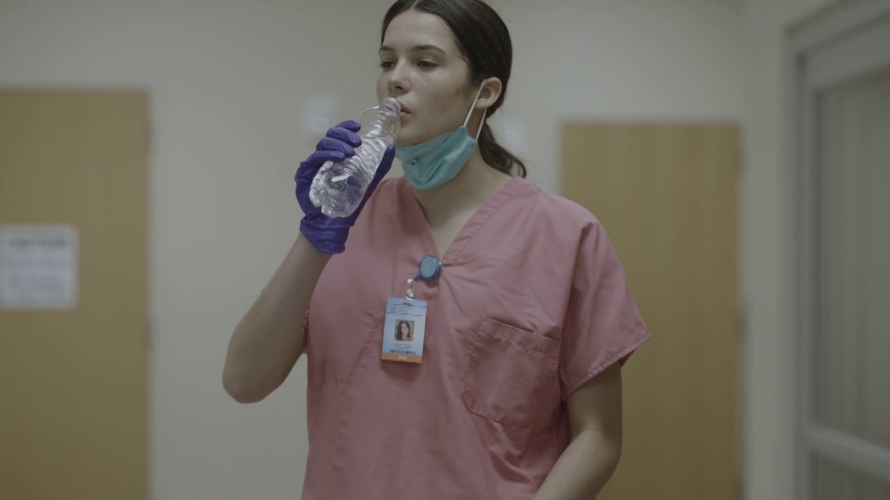 美国犹他州西约旦医院走廊里护士饮水的慢动作视频下载