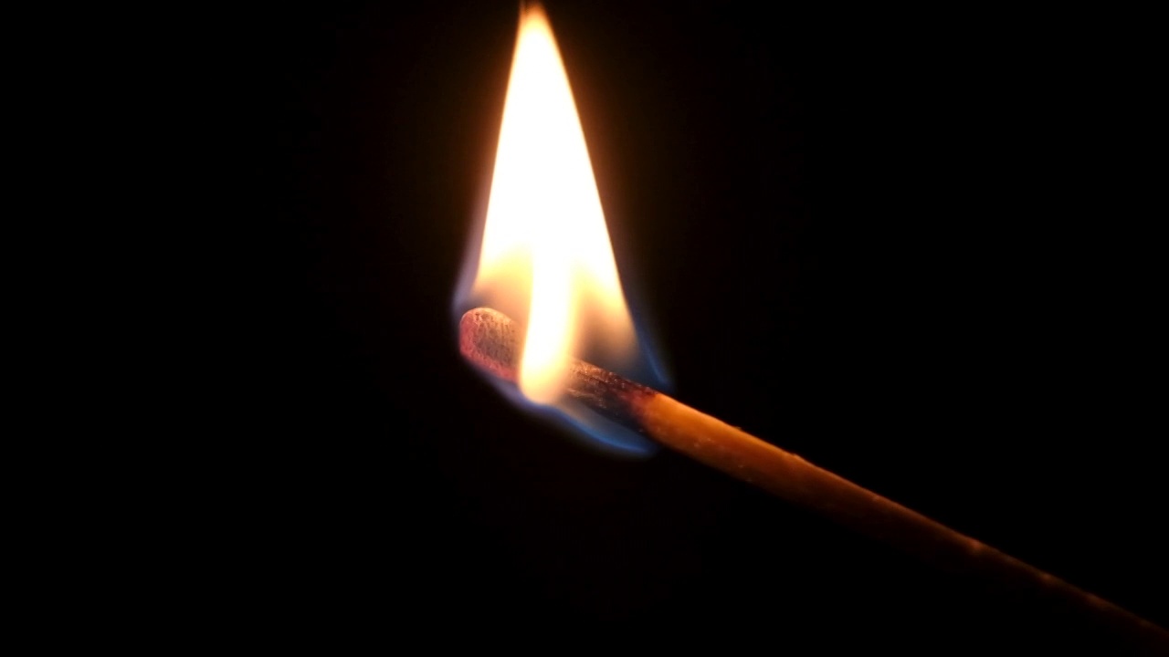 燃烧的火柴近距离。全高清慢动作视频燃烧火柴孤立在黑色背景视频素材