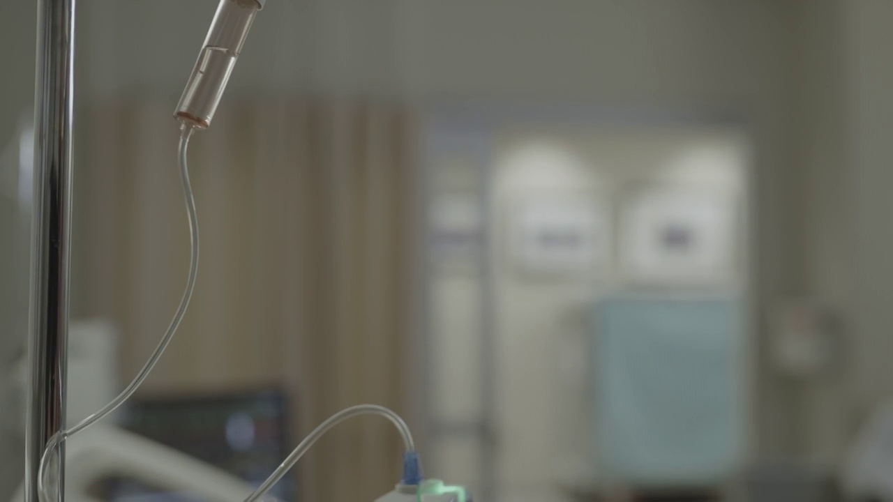 美国犹他州西约旦，护士检查静脉滴注生理盐水视频素材