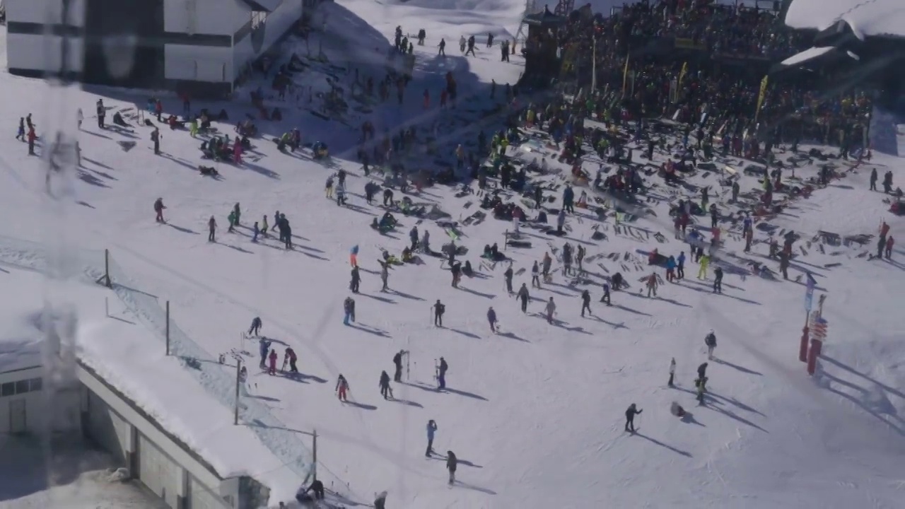 一群人在音乐会上滑雪的鸟瞰图视频下载
