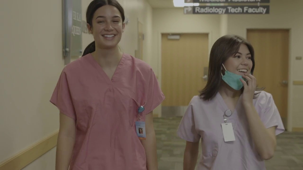 跟踪拍摄护士在医院走廊上走过医生/西约旦，犹他州，美国视频下载