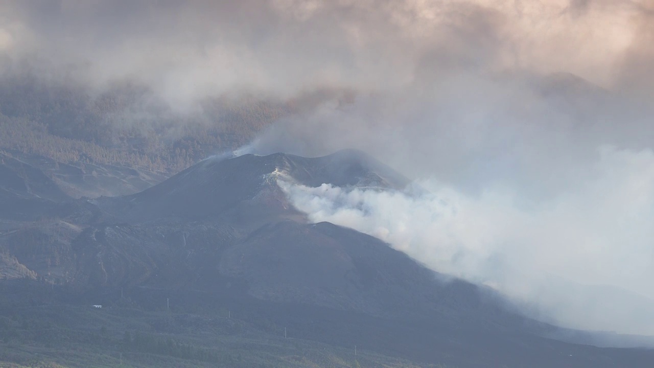 火山喷发。俯瞰康伯维哈火山，浓烟和熔岩柱从主锥中喷出。视频下载