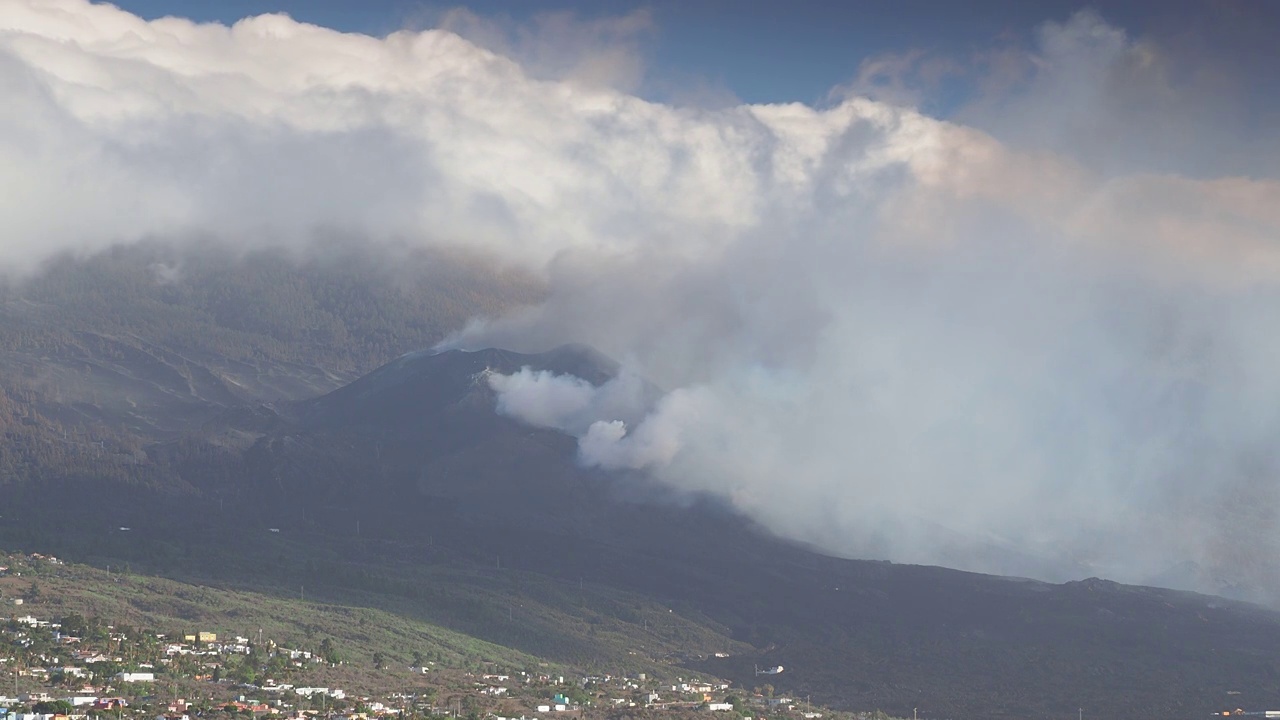 一座城镇房屋旁边的火山爆发。位于拉帕尔马加那利岛的康伯维哈火山。视频下载