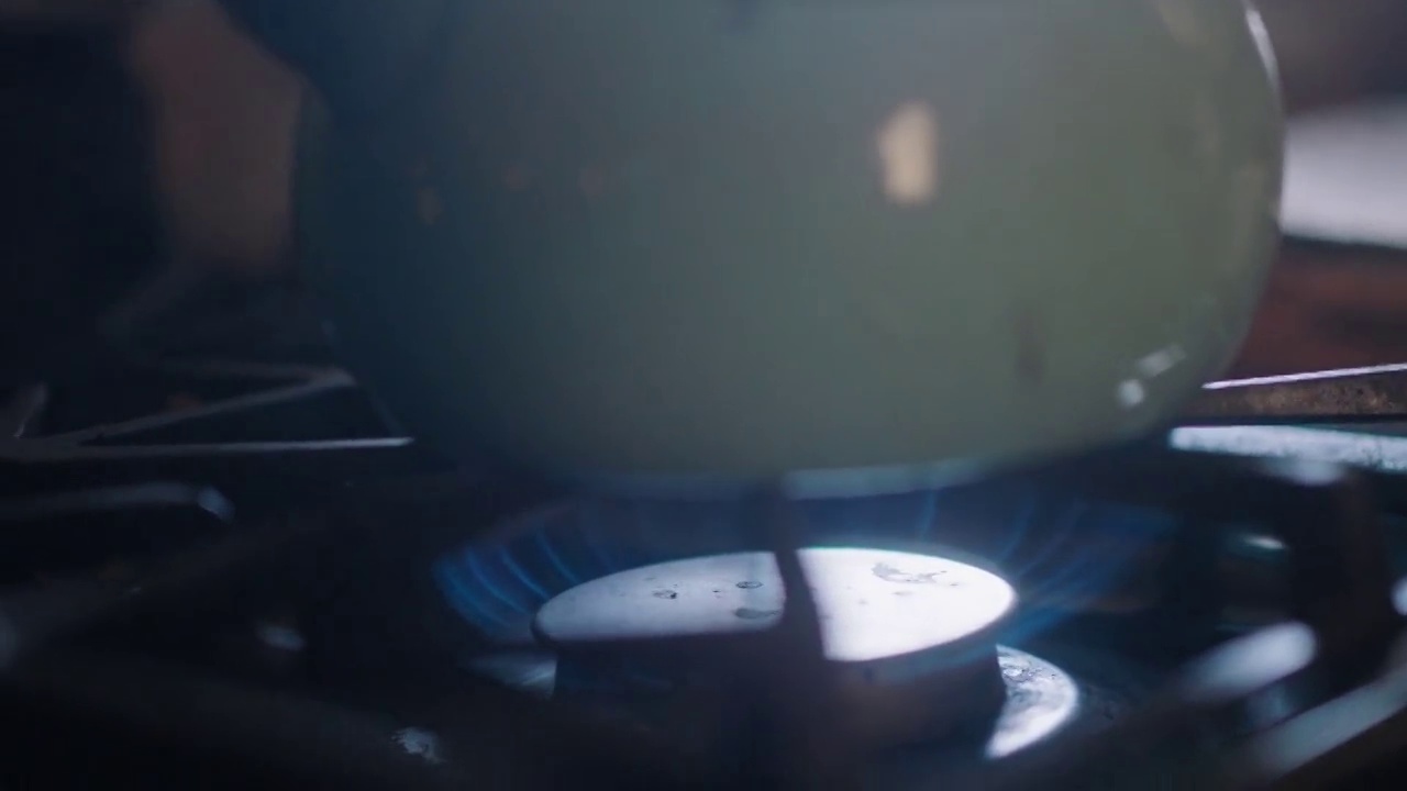 铜。青色水壶在炉顶冒着蒸汽视频下载