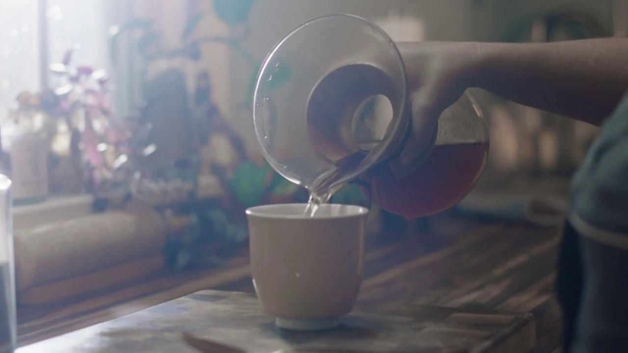 一名女子将开水倒入咖啡壶中视频素材