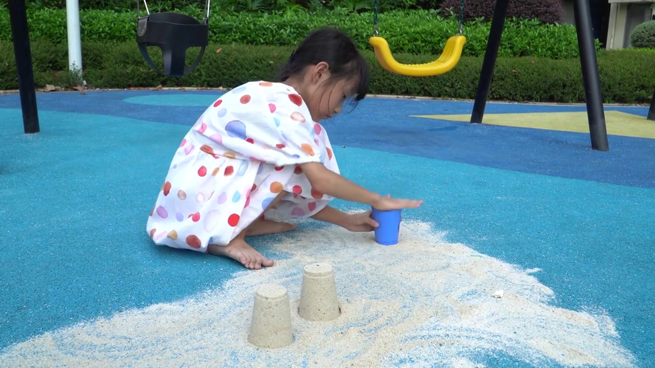小女孩在玩沙子视频素材