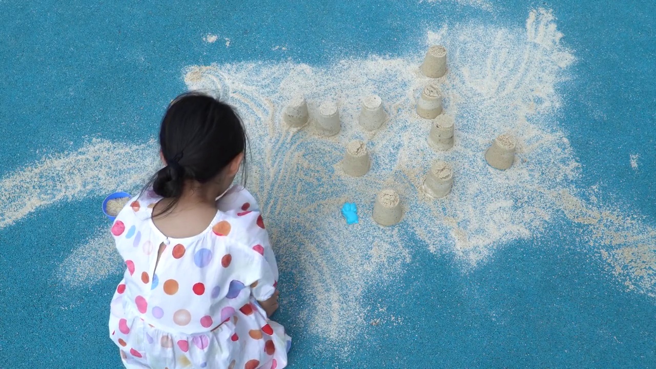 小女孩在玩沙子视频素材