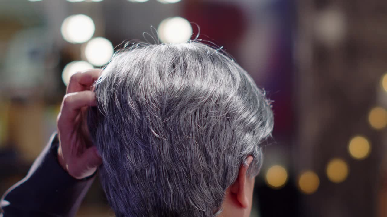 头发落区在头上引起的发痒强抓和遗传，老年男子抓视频素材