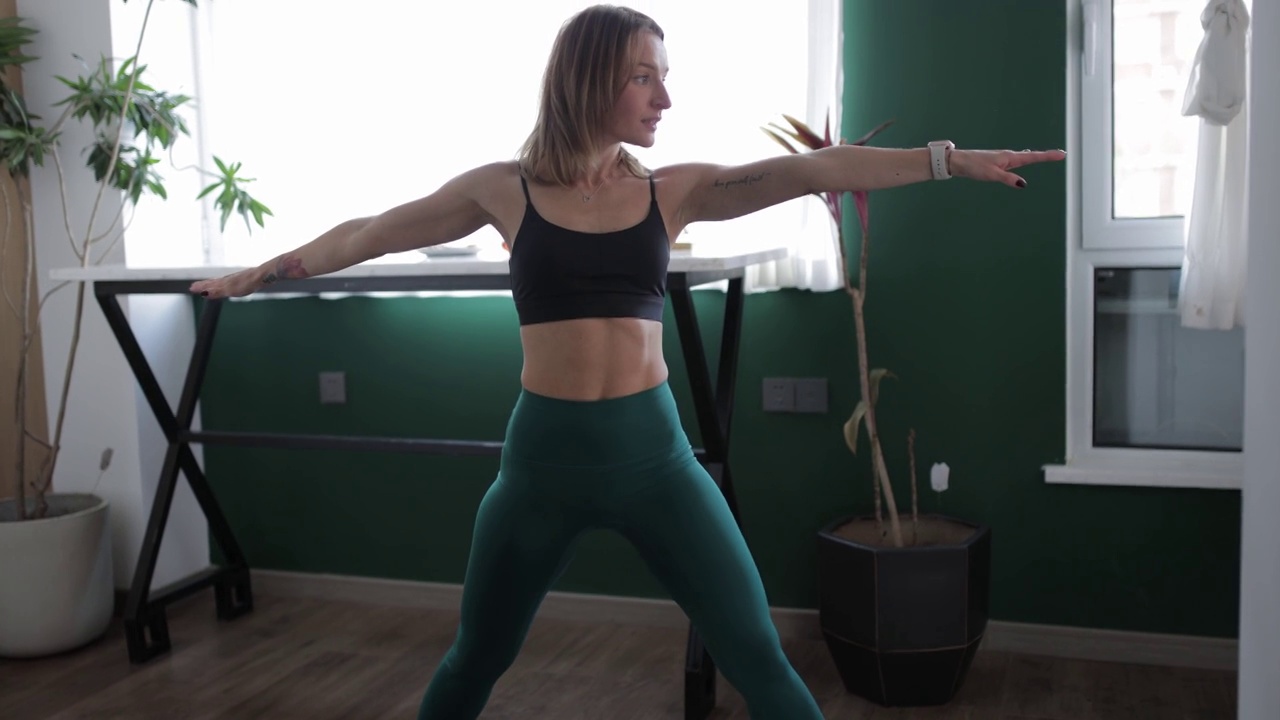 年轻的白人母亲穿着瑜伽裤在家锻炼视频下载