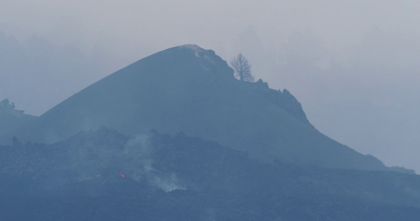 火山喷发。这是康伯维哈火山的景象，熔岩流从山坡上往下流淌。视频下载