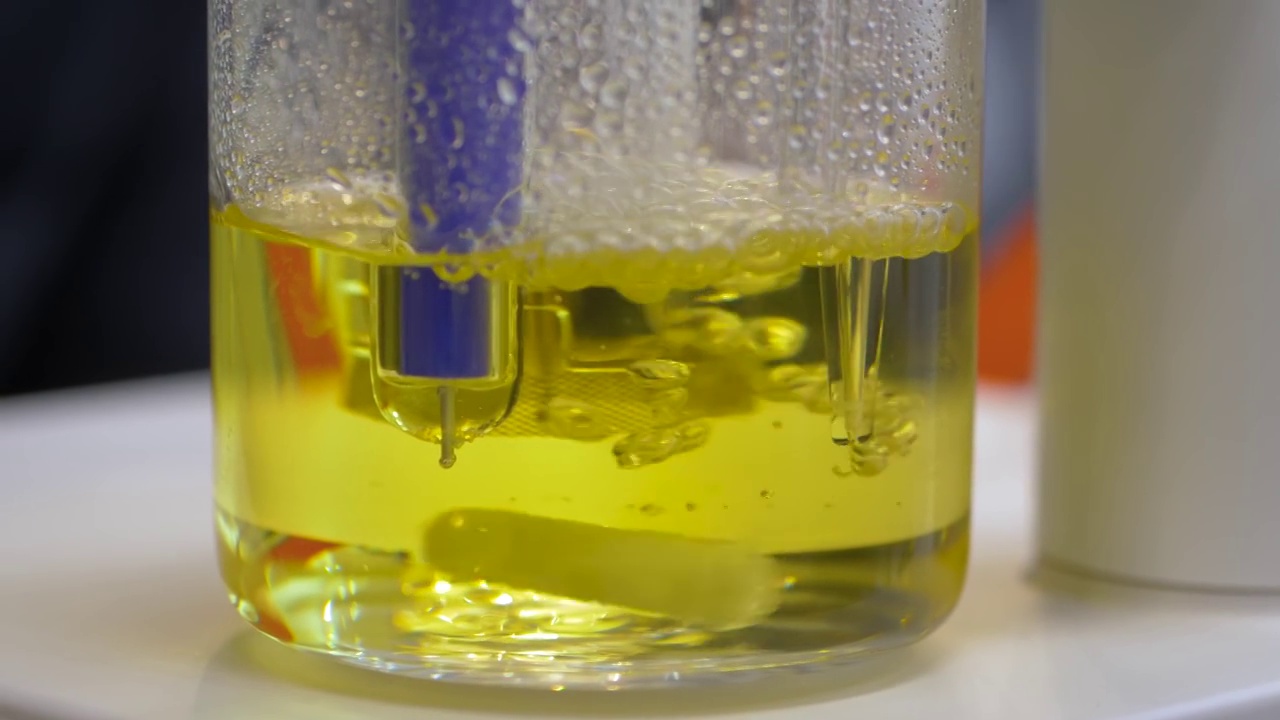 带移动搅拌棒的混合液体的磁性搅拌器-实验室设备视频素材