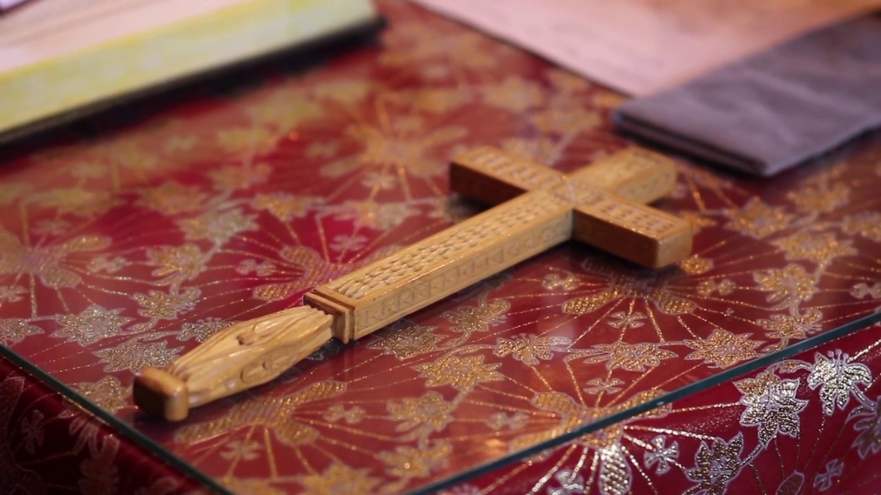 坛前的桌子上有雕刻的木制十字架视频下载