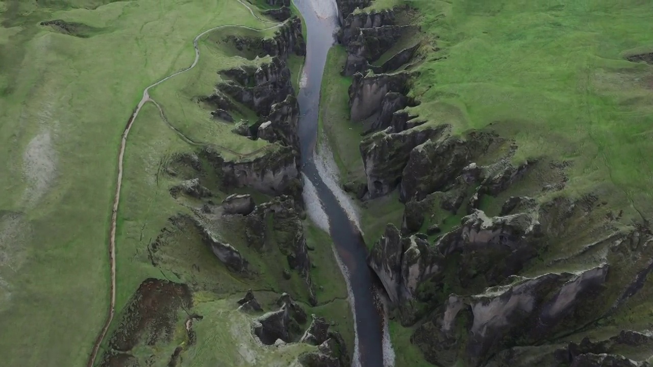 航拍视频正在向冰岛Fjaðrárgljúfur峡谷移动视频下载