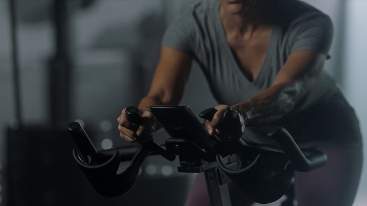 一名女子在健身自行车上锻炼视频素材