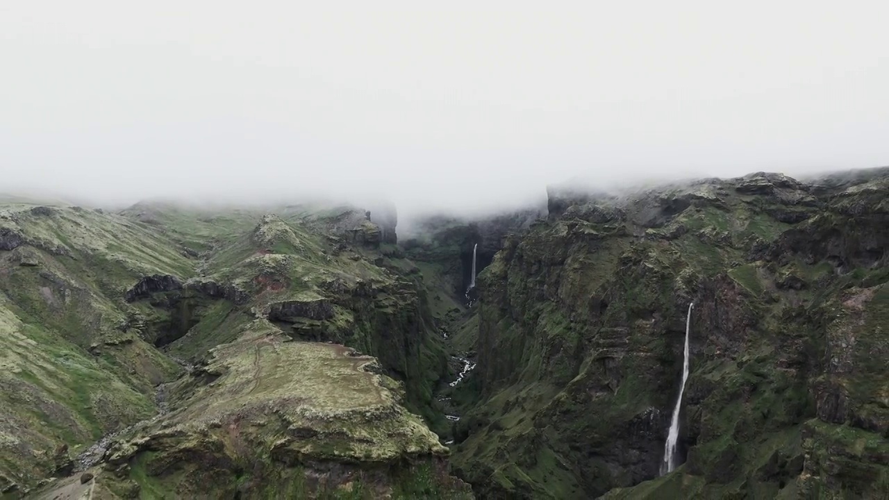 一架无人机向后飞过Múlagljúfur峡谷，冰岛视频下载