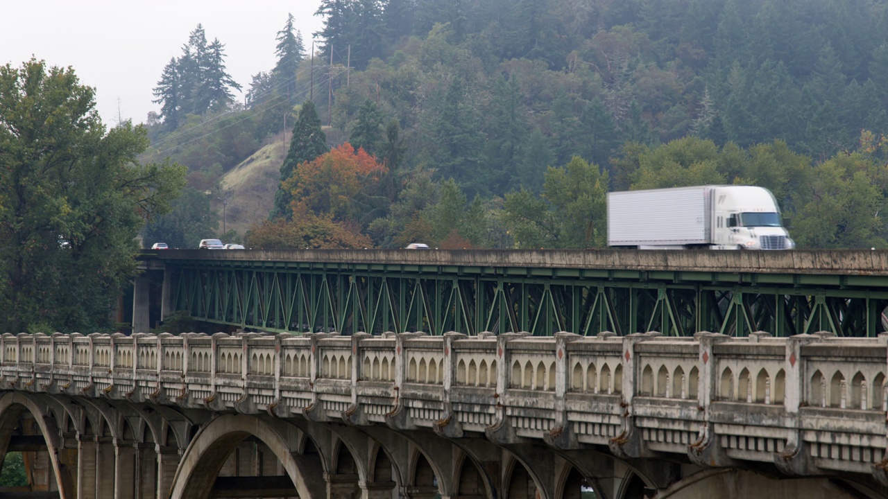俄勒冈州温彻斯特一座桥上的交通状况视频下载