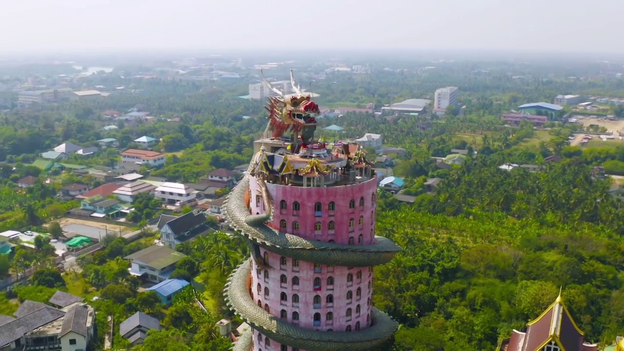 鸟瞰泰国曼谷市区附近的Samphran Wat Samphran或Sam Phran区中国龙寺。旅游景点的地标性旅游概念。视频素材