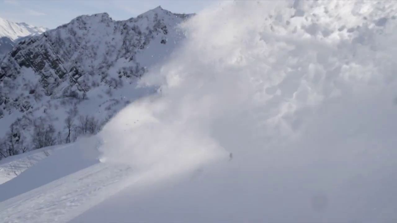 冬天在雪山上滑雪和单板滑雪。视频素材