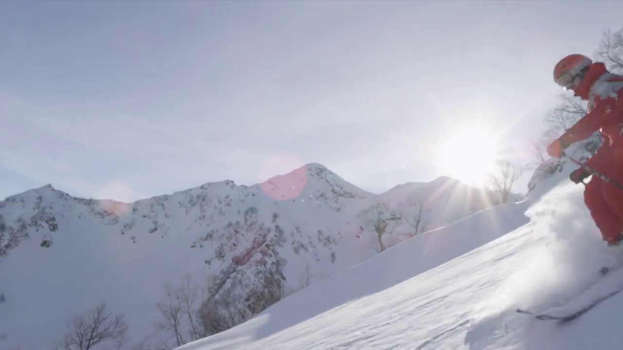 冬天在雪山上滑雪和单板滑雪。视频下载