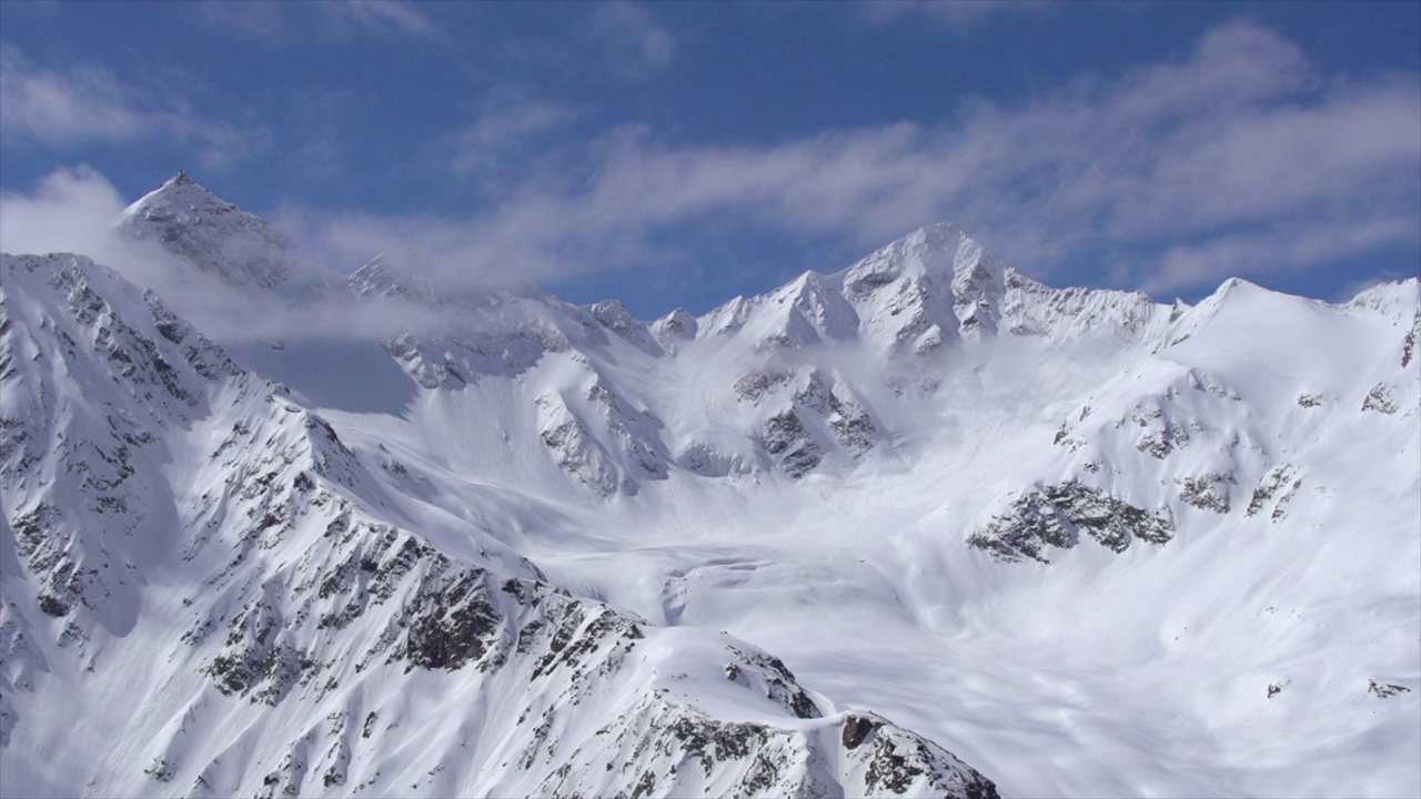冬季的山脉和云朵景观。视频下载