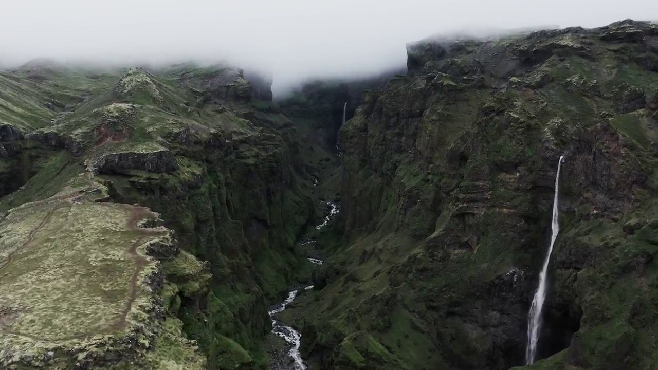 航拍视频通过Múlagljúfur峡谷，冰岛视频下载