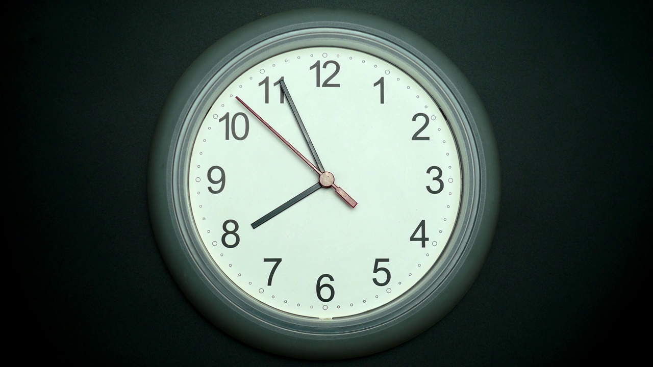 时钟隔离在黑色背景，显示时间上午07.55或下午。视频下载