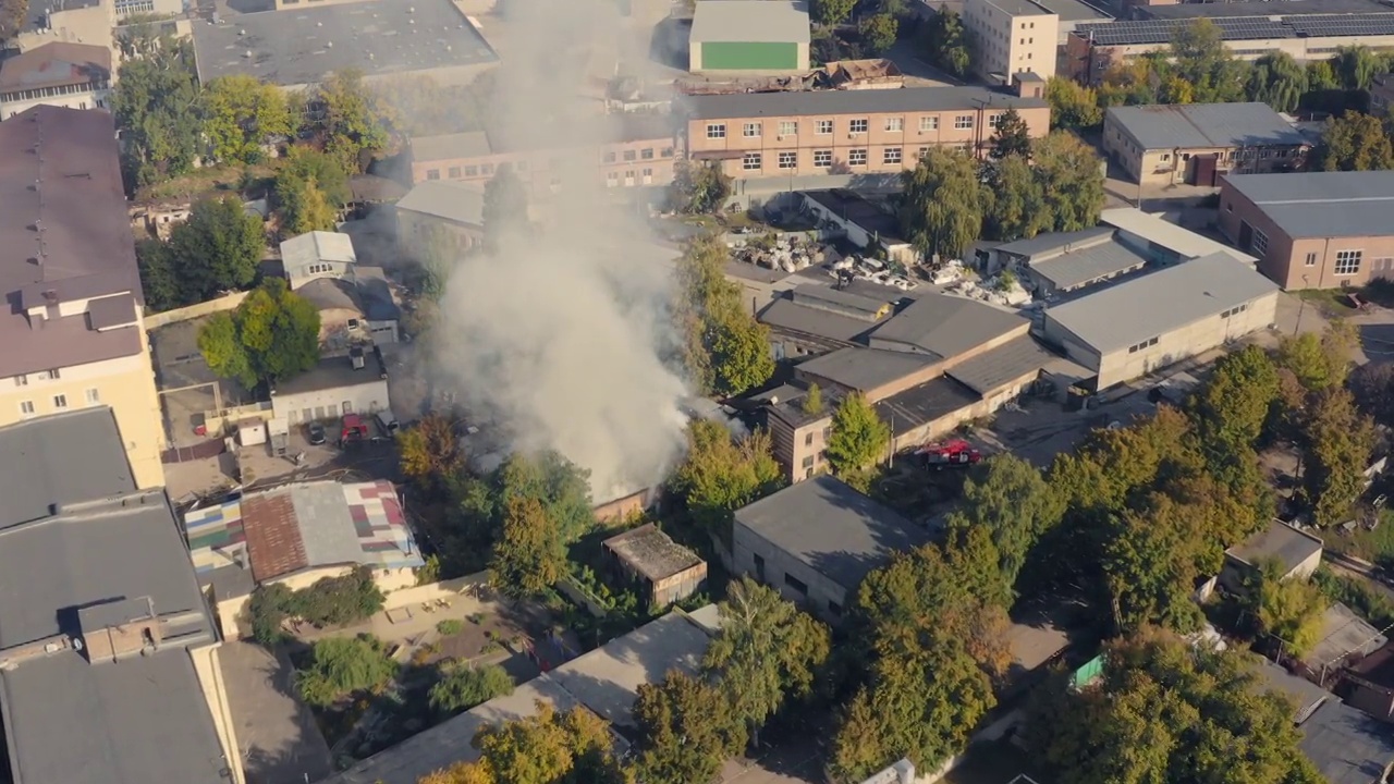 工业区域发生火灾:无人机空袭视频素材