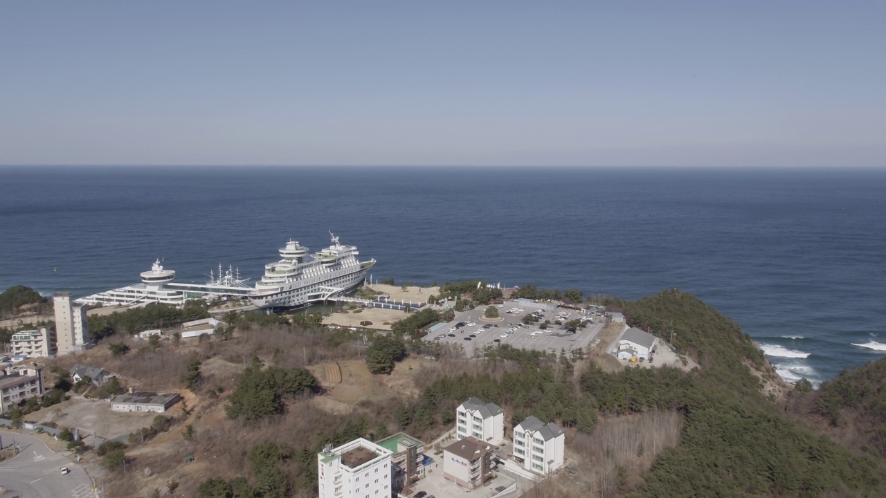 自然风光——韩国江原岛江陵市太阳邮轮酒店周围的大海视频素材