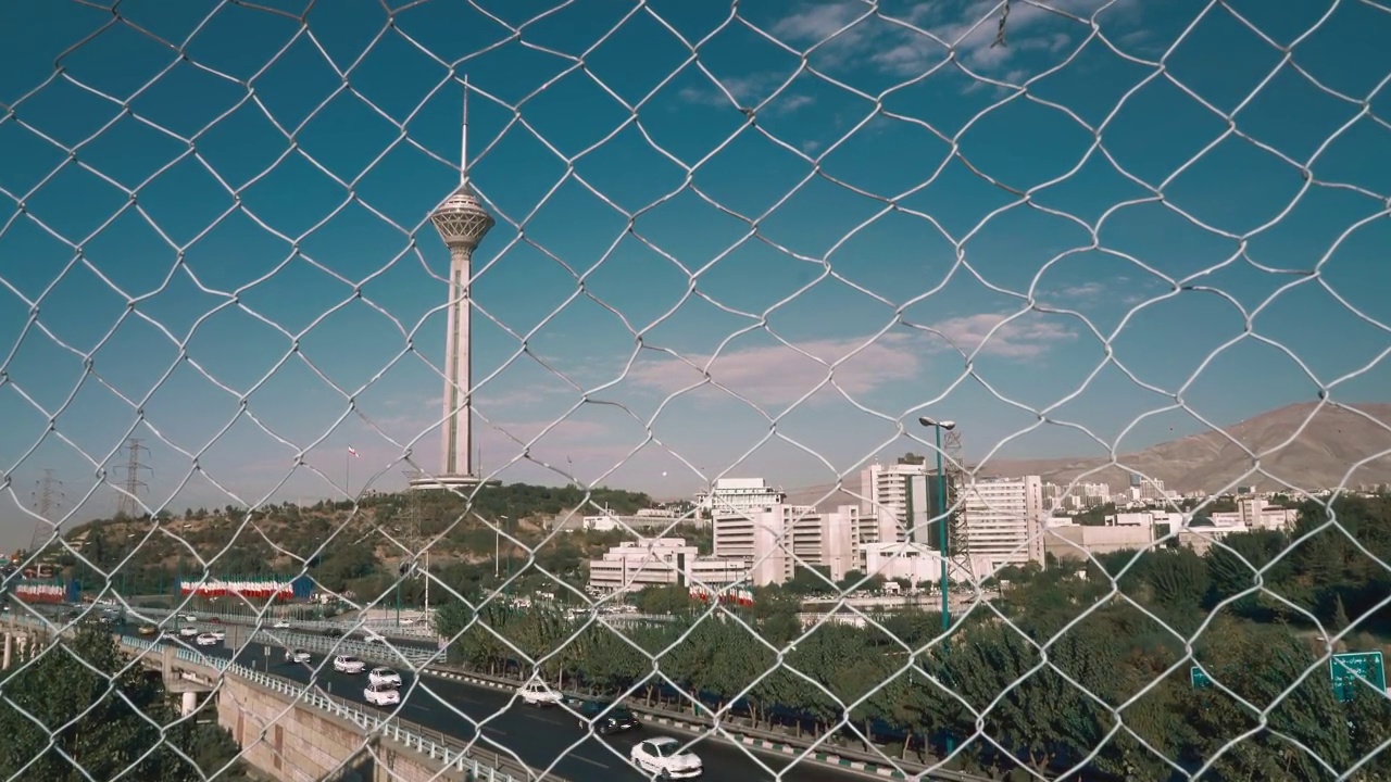 德黑兰的城市景观与围墙后面的米拉德塔视频下载