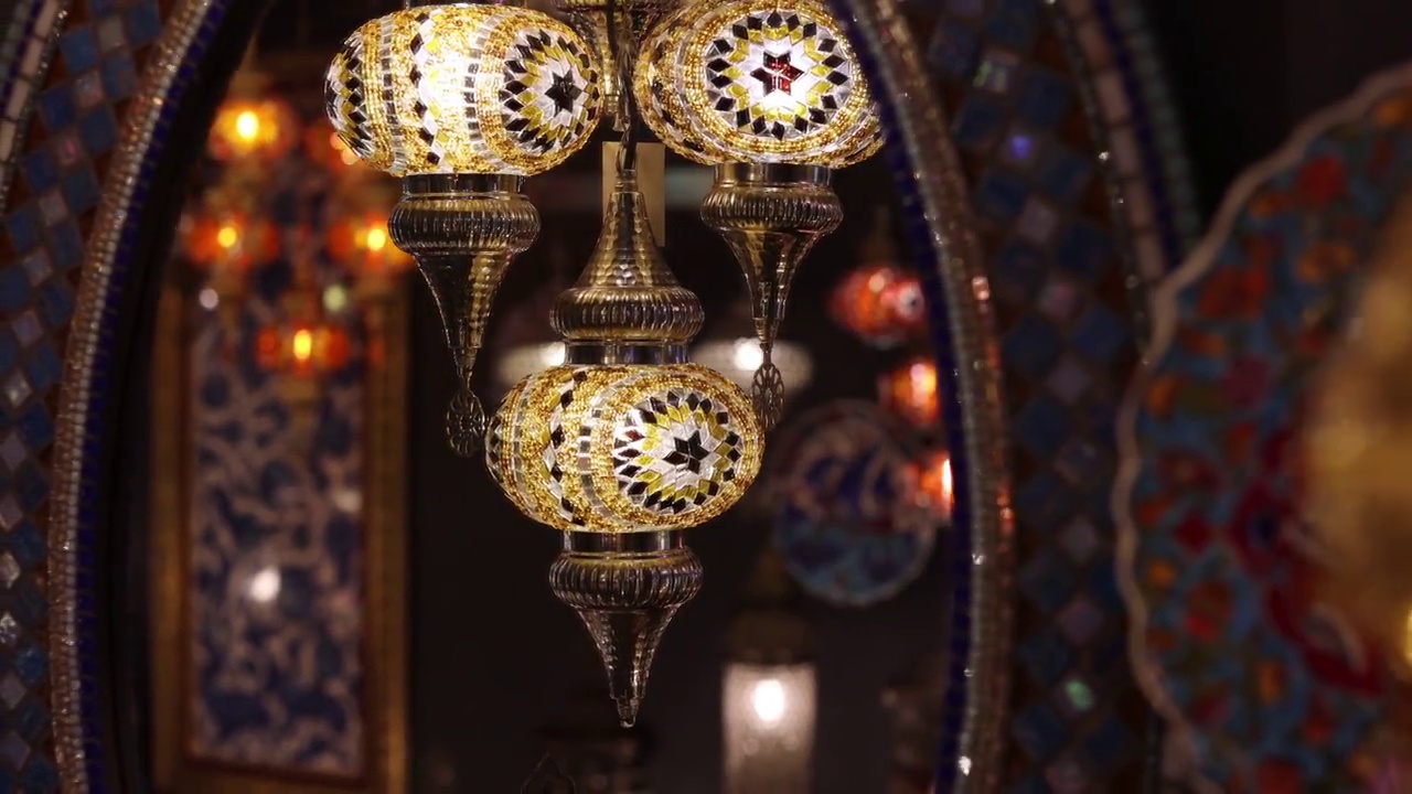 阿拉伯文化色彩丰富的东方灯具，在伊斯坦布尔历史悠久的旅游大巴扎(Kapalicarsi)传统奥斯曼台灯的镜头。它是世界上最大和最古老的有顶市场之一，大集市上五颜六色的土耳其灯笼视频素材