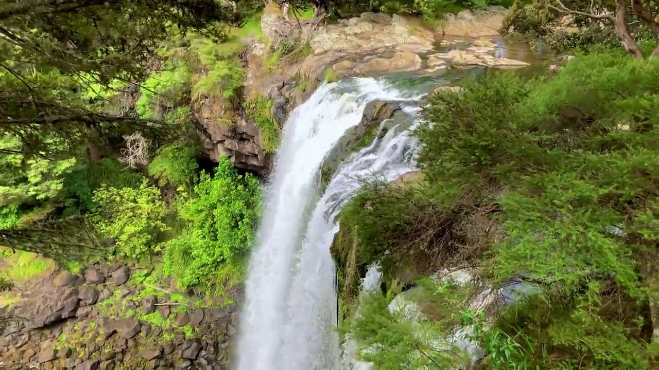 新西兰的克里克里瀑布视频下载