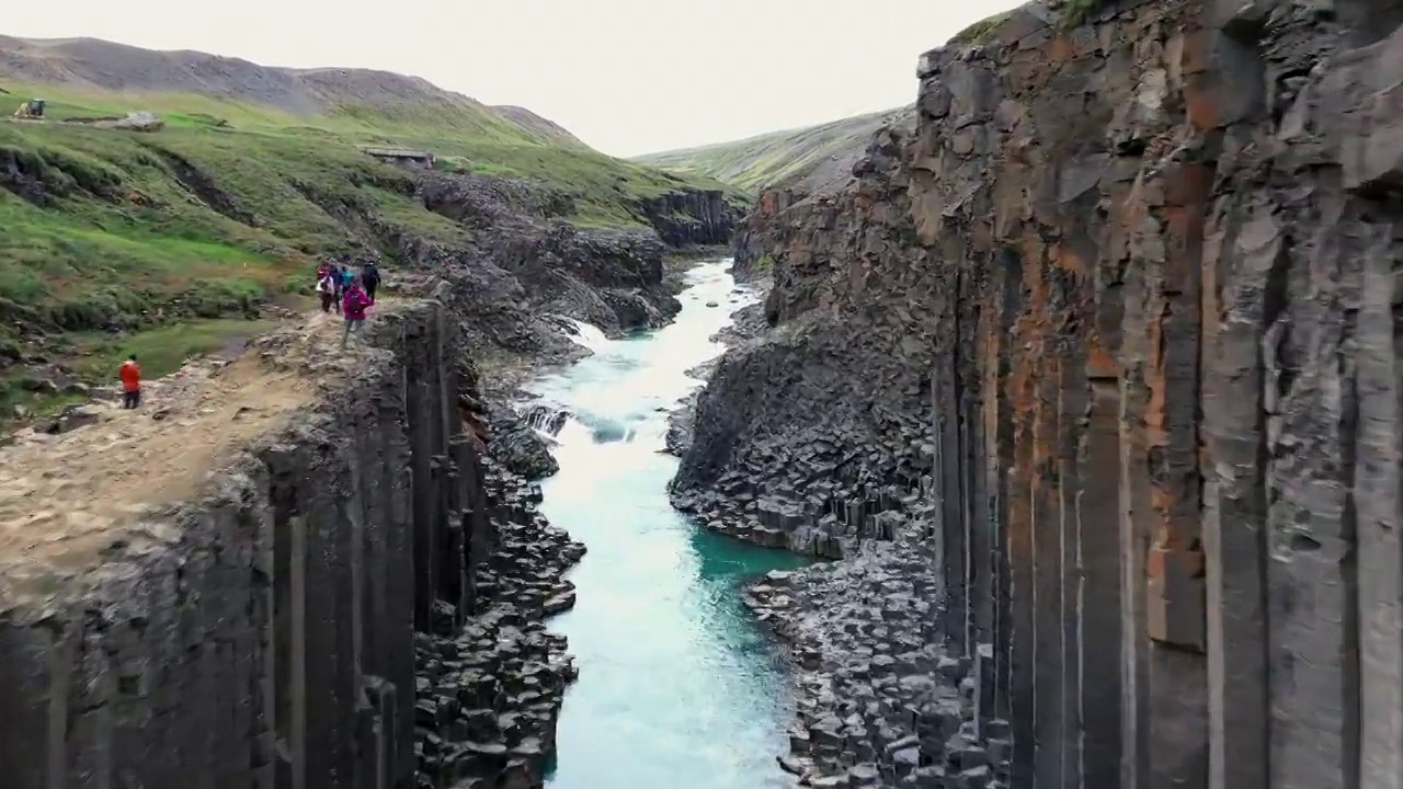无人机视频飞过冰岛的斯图德拉格尔峡谷视频下载
