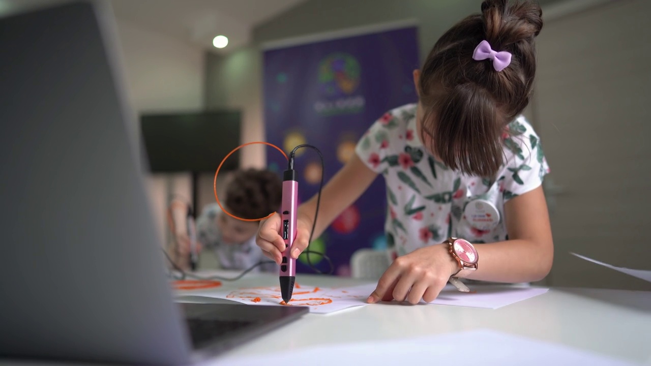 孩子们用3D打印笔创作视频下载