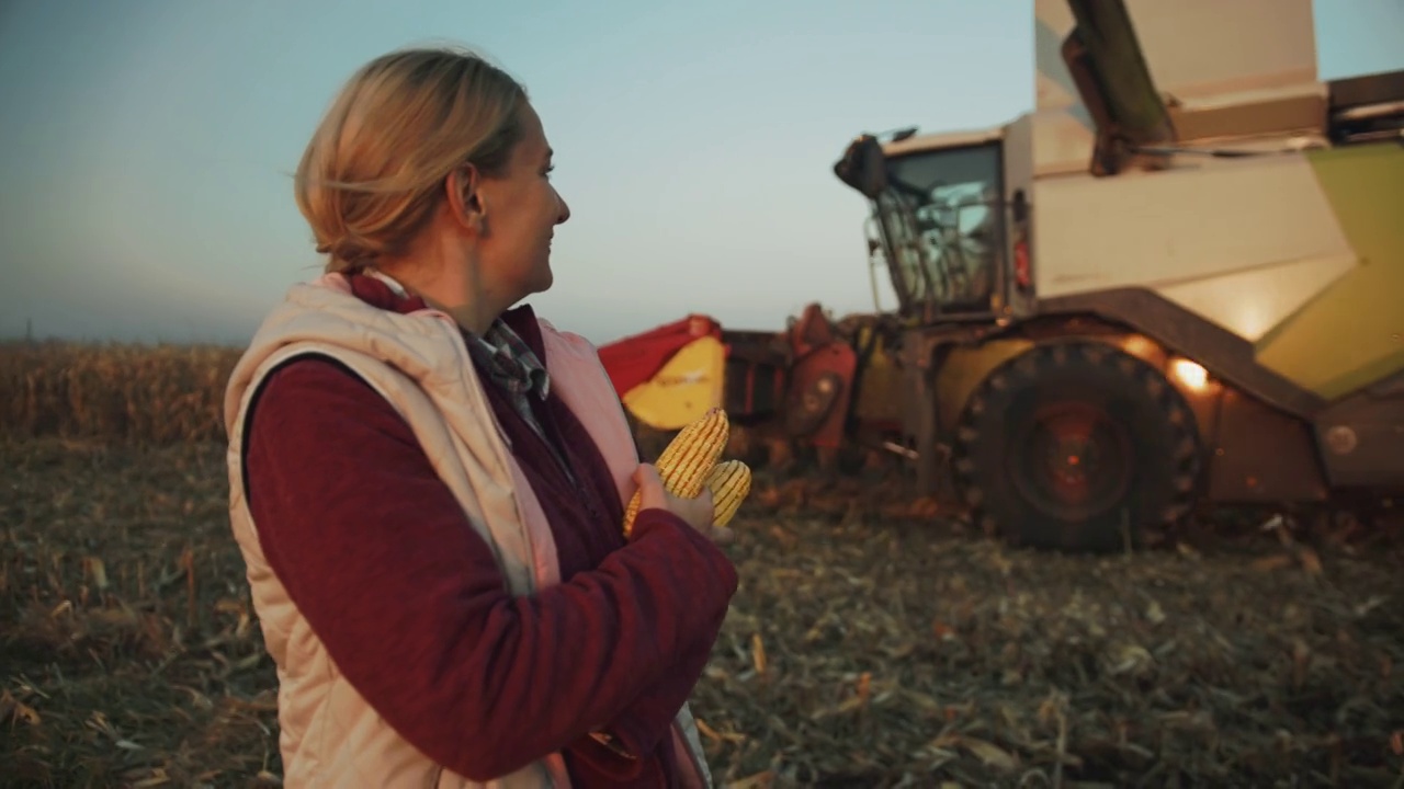 拿着玉米棒对着镜头微笑的女农民视频下载