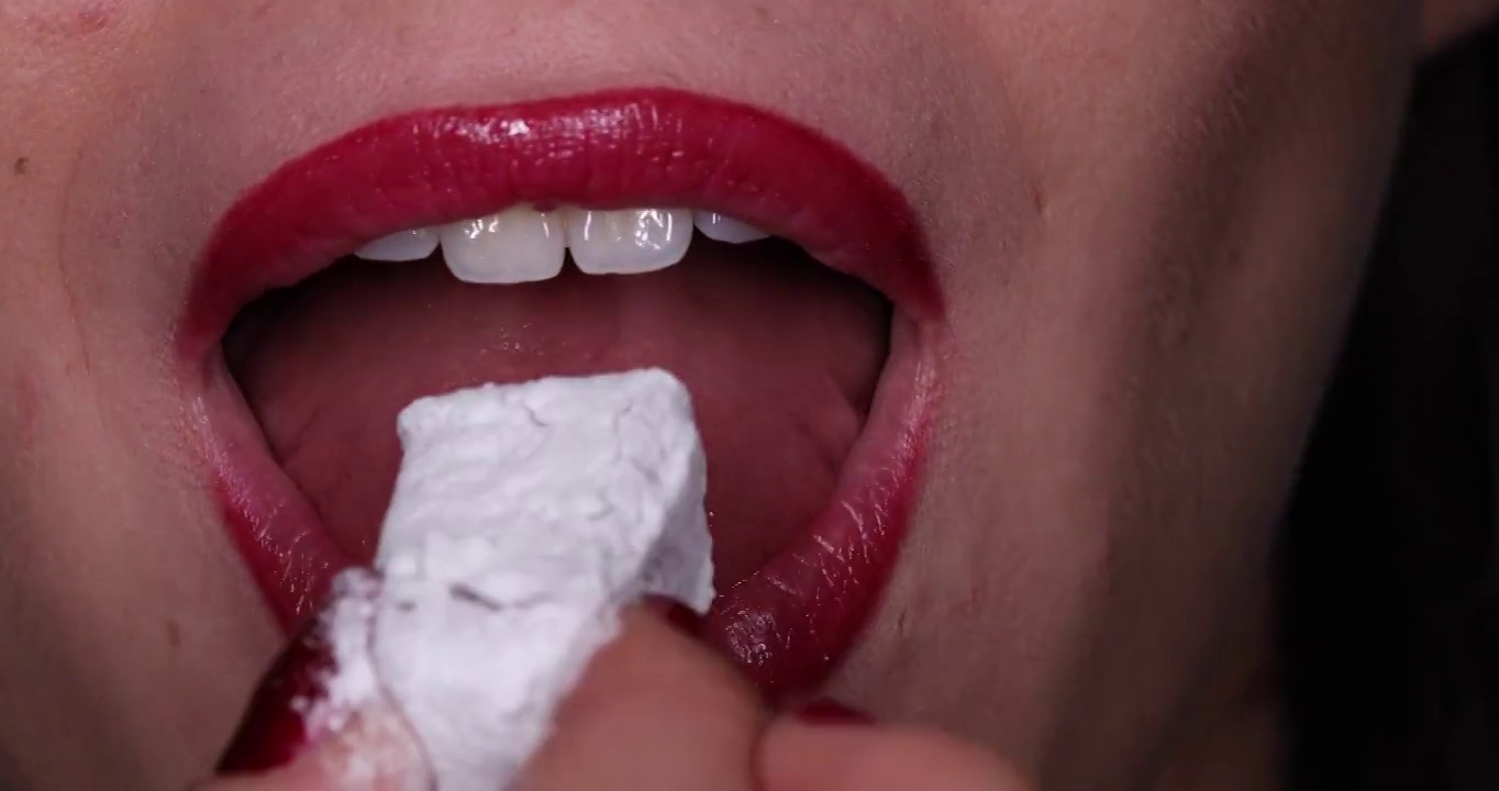 咬土耳其软糖的女人的牙齿视频下载