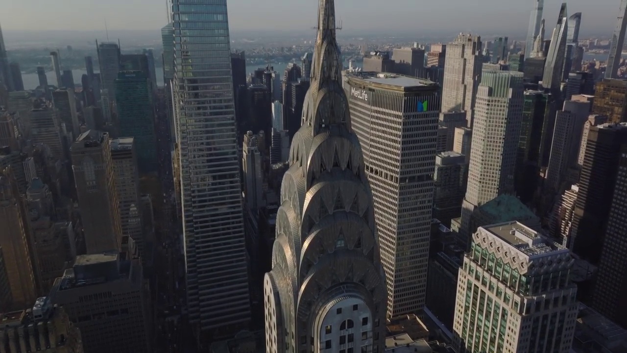 从空中俯瞰克莱斯勒建筑的顶部，它有着独特的装饰艺术风格的皇冠和尖顶。曼哈顿，美国纽约市视频下载
