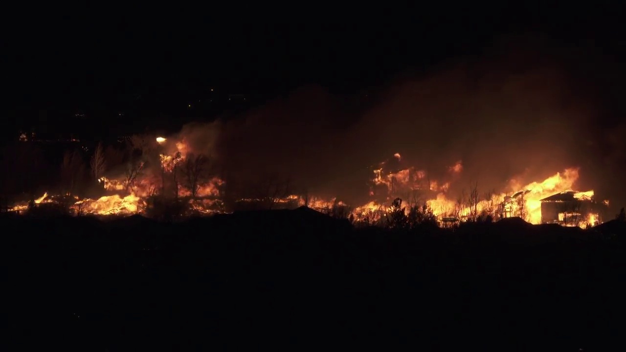 世界末日的野火烧毁了科罗拉多州博尔德市马歇尔市的高级住宅视频下载