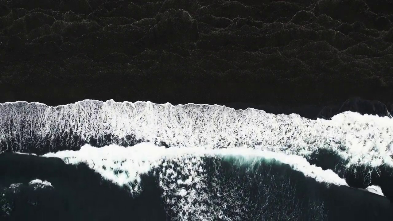 无人机在冰岛维克的黑色沙滩和海浪上拍摄视频下载