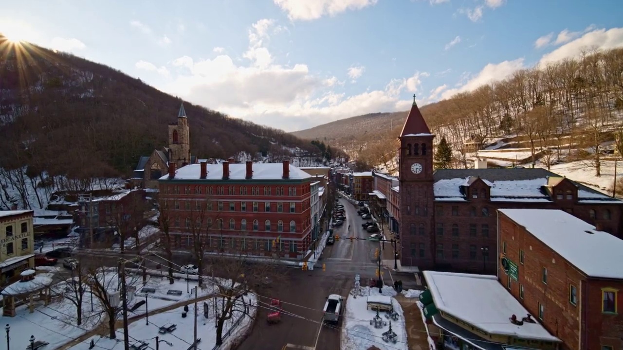 鸟瞰图中的吉姆·索普，这个历史悠久的美国小镇位于宾夕法尼亚州阿巴拉契亚山脉的树林中，在一场冬季风暴后被大雪覆盖。视频素材