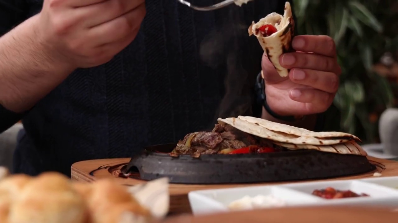 吃墨西哥菜法希塔的男人视频素材