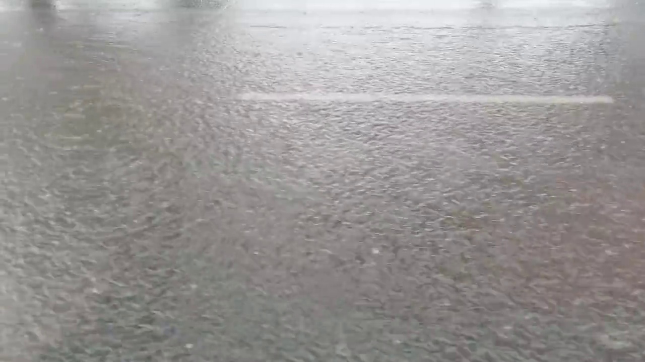 城市雨水。大水坑。Oudside视图。秋天的危险。汽车湿旅行视频素材
