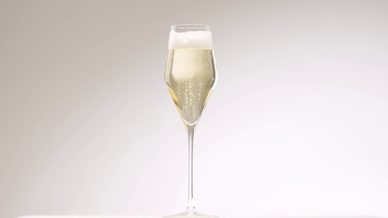 白色背景的现代香槟酒中气泡升起视频素材