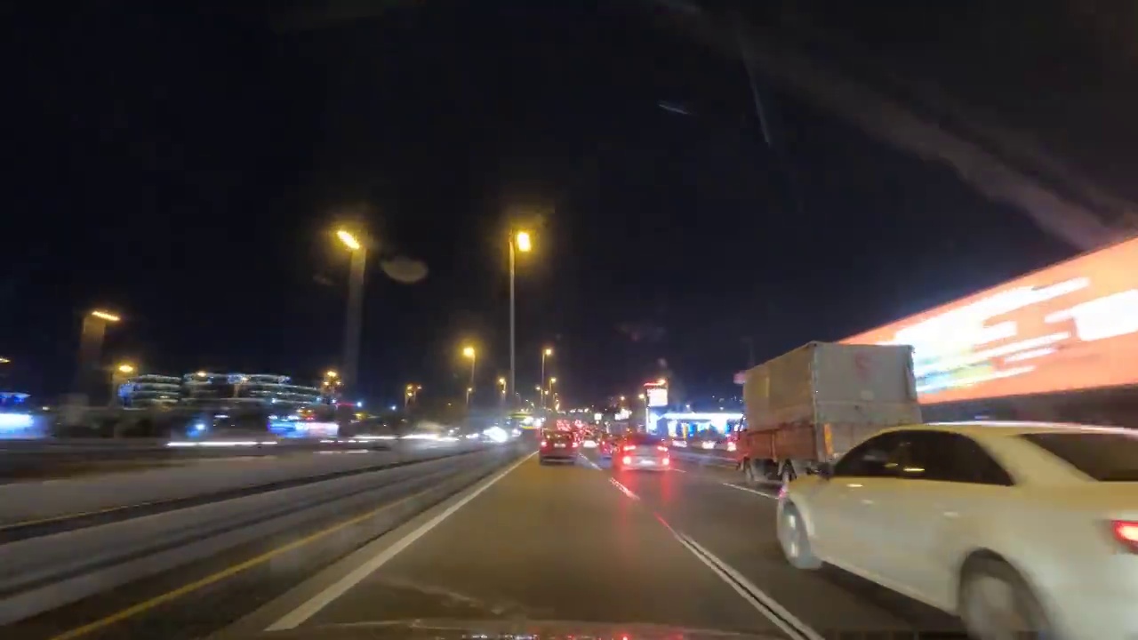 冬季夜晚高速公路交通拥挤的时间间隔。视频素材
