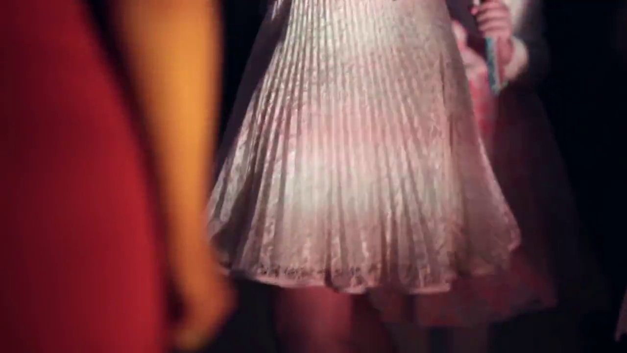 狂欢者在舞池中翩翩起舞，一个女孩将他的银色礼服翻过来视频下载