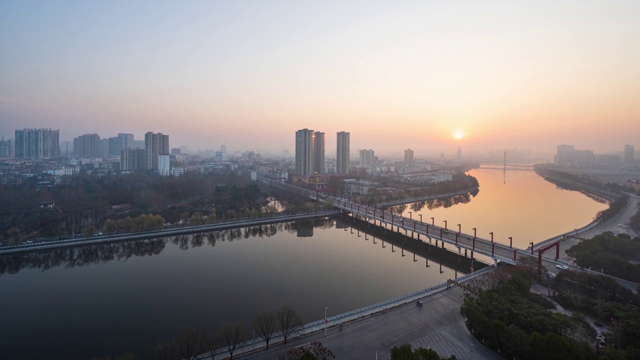 中国河南信阳城市天际线的日出，4K延时摄影视频素材