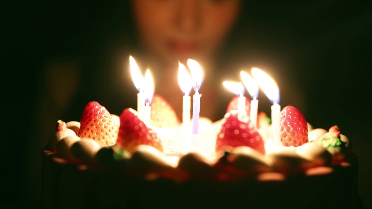 年轻的姑娘们在生日的时候用蛋糕祝福视频下载