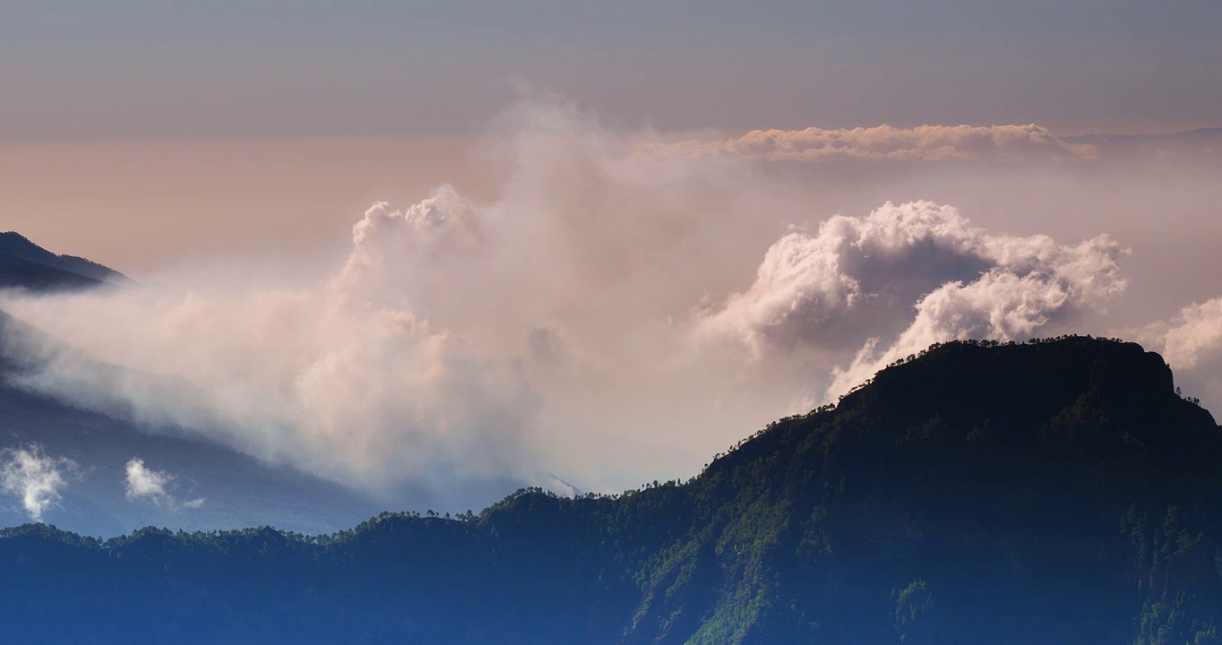 火山喷发的高架景象。位于拉帕尔马加那利岛的康伯维哈火山。视频下载